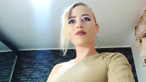 Snapshot of krystal_desire chatting on 02/02/25, 12:57 krystal desire online show from 02/02/25, 12:57