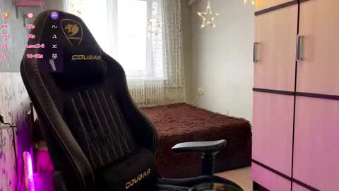 Snapshot of krystlehymel chatting on 12/16/25, 10:42 Alis online show from 12/16/25, 10:42