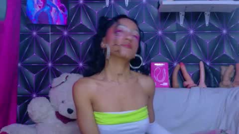 Snapshot of kylie_moan chatting on 10/29/25, 05:42 KYLIE online show from 10/29/25, 05:42