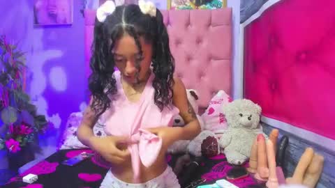 Snapshot of kylie_moan chatting on 11/04/25, 04:22 KYLIE online show from 11/04/25, 04:22