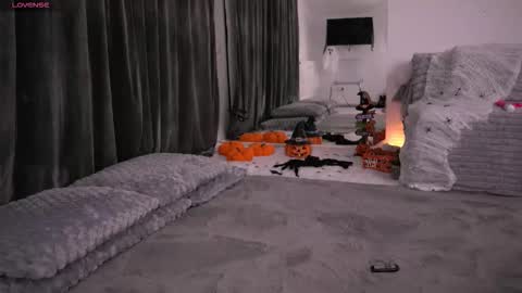 Kylie online show from 10/22/25, 08:08