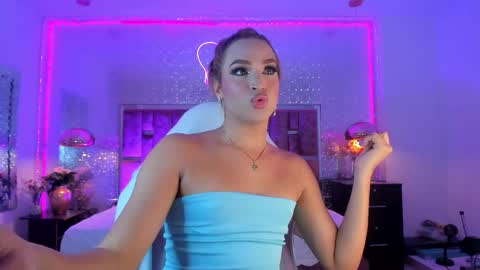 Snapshot of kylievictoria_ chatting on 11/22/25, 04:44 Kylie online show from 11/22/25, 04:44