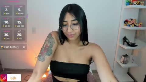 Snapshot of kyy_isa chatting on 11/25/25, 04:01 IG online show from 11/25/25, 04:01