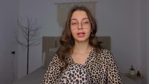 Snapshot of l1ttle_angel__ chatting on 12/01/25, 02:11 Margo online show from 12/01/25, 02:11