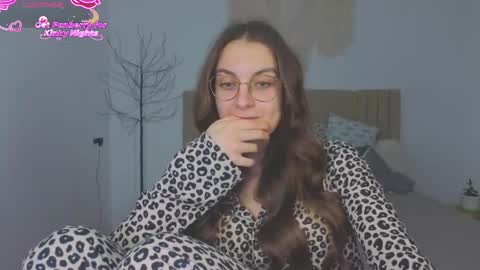 Snapshot of l1ttle_angel__ chatting on 12/02/25, 04:13 Margo online show from 12/02/25, 04:13