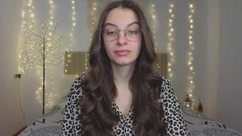 Snapshot of l1ttle_angel__ chatting on 12/16/25, 01:27 Margo online show from 12/16/25, 01:27