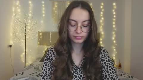 Snapshot of l1ttle_angel__ chatting on 12/17/25, 01:39 Margo online show from 12/17/25, 01:39