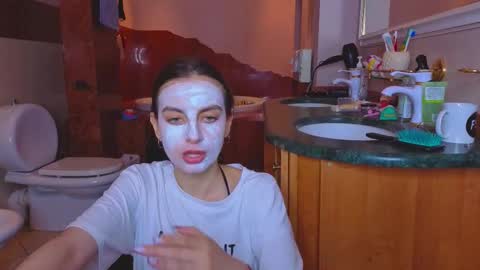 Snapshot of l1ttle_angel__ chatting on 12/18/25, 02:12 Margo online show from 12/18/25, 02:12