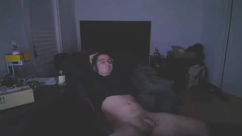 Snapshot of l3ossk chatting on 12/13/24, 05:16 l3osskDaddy online show from 12/13/24, 05:16