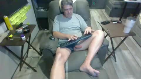 Snapshot of l8tniter chatting on 10/30/25, 12:56 l8tniter online show from 10/30/25, 12:56