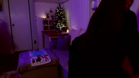 Snapshot of l_and_elle chatting on 12/14/24, 04:34 Giselle online show from 12/14/24, 04:34