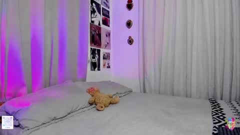 Snapshot of la_briela chatting on 01/09/25, 02:11 Help me reach 50 likes online show from 01/09/25, 02:11