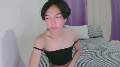 Snapshot of la_ura chatting on 11/09/25, 04:16 Laura online show from 11/09/25, 04:16