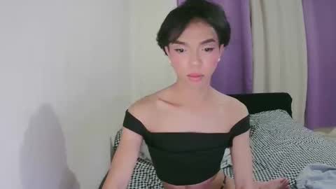 Snapshot of la_ura chatting on 11/11/25, 05:46 Laura online show from 11/11/25, 05:46