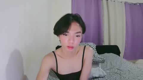 Snapshot of la_ura chatting on 11/12/25, 05:24 Laura online show from 11/12/25, 05:24