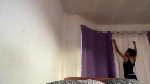 Snapshot of la_ura chatting on 12/15/25, 09:02 Laura online show from 12/15/25, 09:02