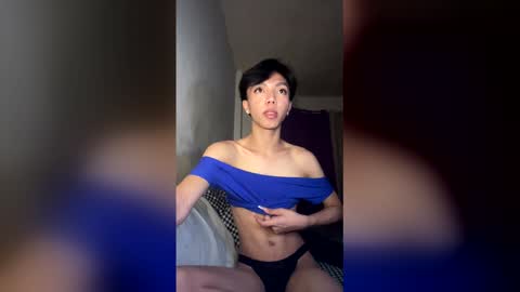 Snapshot of la_ura chatting on 12/20/25, 12:34 Laura online show from 12/20/25, 12:34