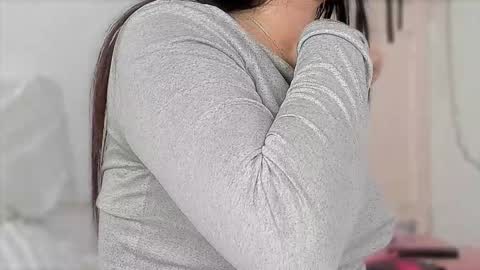 Snapshot of laauuuu chatting on 10/17/25, 02:52 Lau online show from 10/17/25, 02:52