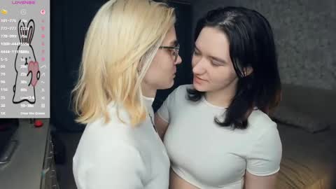 Violet and Isabel online show from 05/14/26, 07:20