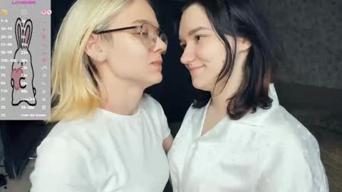 Violet and Isabel online show from 05/19/26, 07:20