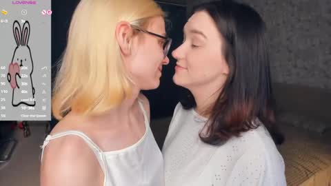 Violet and Isabel online show from 05/23/26, 07:18