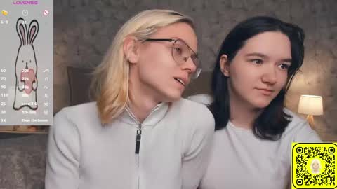 Violet and Isabel online show from 06/01/26, 07:15