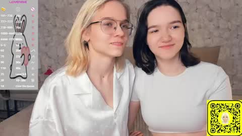 Violet and Isabel online show from 06/07/26, 07:17
