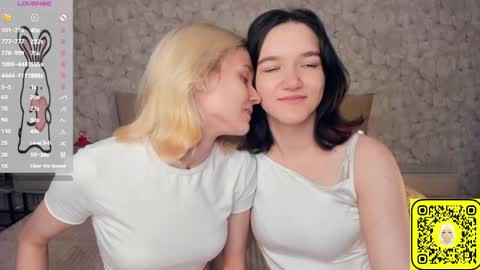 Violet and Isabel online show from 06/08/26, 07:03
