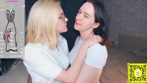 Violet and Isabel online show from 06/10/26, 07:13