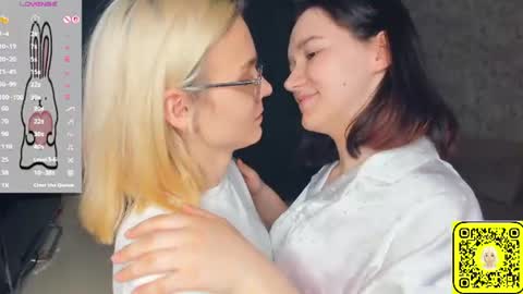 Violet and Isabel online show from 06/13/26, 07:12