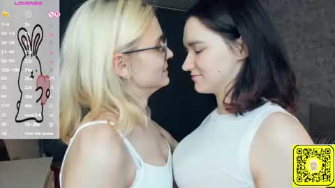 Violet and Isabel online show from 06/18/26, 07:18