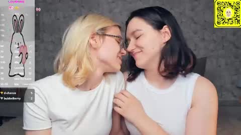 Violet and Isabel online show from 06/23/26, 07:23