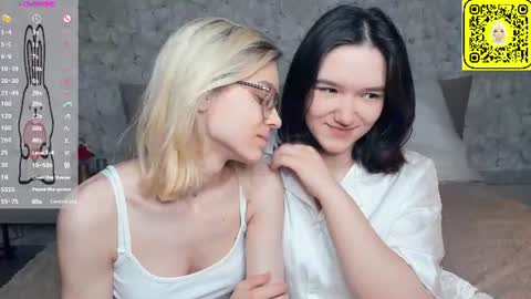 Violet and Isabel online show from 06/29/26, 07:25