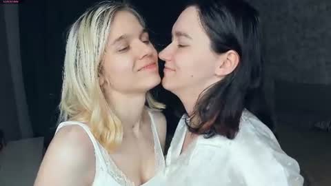 Violet and Isabel online show from 07/13/26, 08:33