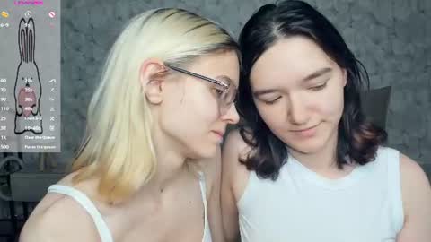 Violet and Isabel online show from 07/28/26, 07:26