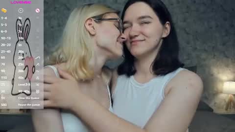 Violet and Isabel online show from 07/29/26, 07:34