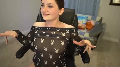 Snapshot of lady_bpd chatting on 12/17/25, 01:22 Anna online show from 12/17/25, 01:22