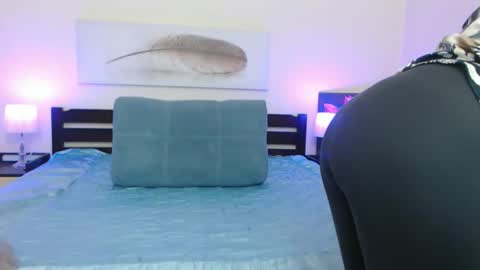 Snapshot of lady_milf_hot chatting on 12/21/25, 06:31 Sofi online show from 12/21/25, 06:31