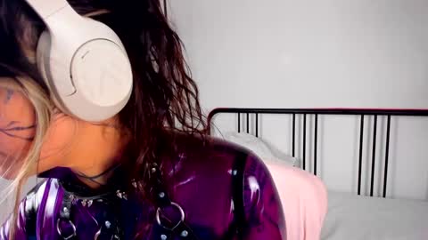 Mia online show from 02/06/25, 05:09