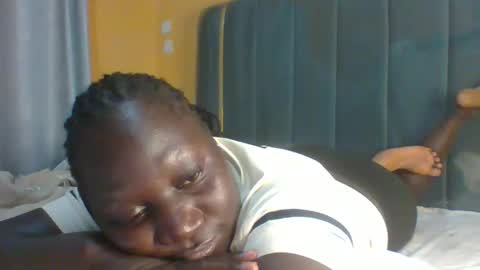 lindah32 online show from 11/28/25, 11:40