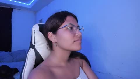 Snapshot of ladybrown_16 chatting on 11/21/25, 02:32 Lady online show from 11/21/25, 02:32