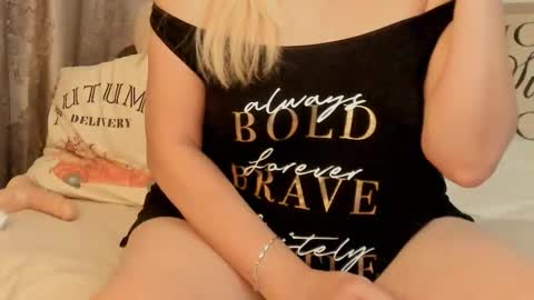 Snapshot of ladyjanyne chatting on 10/18/25, 02:03 ladyjanyne online show from 10/18/25, 02:03