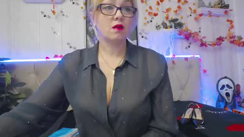Snapshot of ladyjeen chatting on 10/19/25, 04:40  Lady Jeen    Back on Sunday 8th of December online show from 10/19/25, 04:40