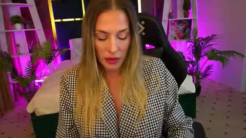 Laura online show from 10/17/25, 01:57