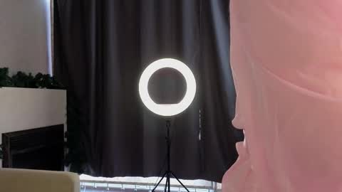 Snapshot of lafeti chatting on 12/17/25, 06:08 Lilia online show from 12/17/25, 06:08