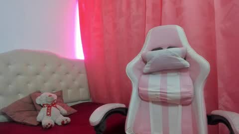 Snapshot of lailahdark chatting on 09/14/25, 04:44 Camila online show from 09/14/25, 04:44