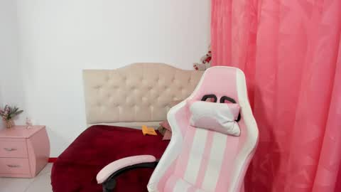 Snapshot of lailahdark chatting on 09/25/25, 05:11 Camila online show from 09/25/25, 05:11