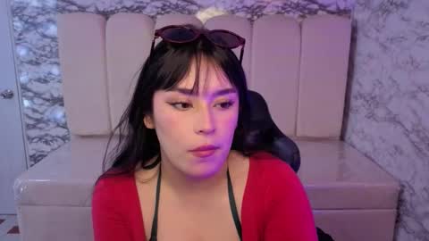 Snapshot of laksmy_v chatting on 12/17/25, 12:55 Hi Stream 800am to 200pm online show from 12/17/25, 12:55