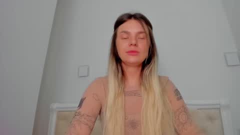 Snapshot of lallie_ chatting on 11/04/25, 03:44 Lallie online show from 11/04/25, 03:44