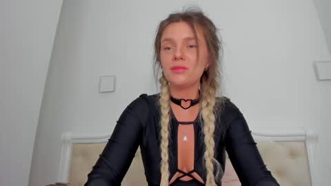 Snapshot of lallie_ chatting on 12/17/25, 03:29 Lallie online show from 12/17/25, 03:29